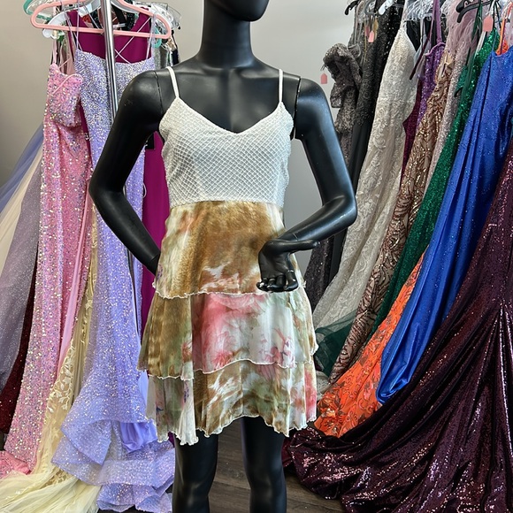 Silk dress Alexis Georgio 5132 Size 2 white w/ multicolored designs short dress - Picture 1 of 5